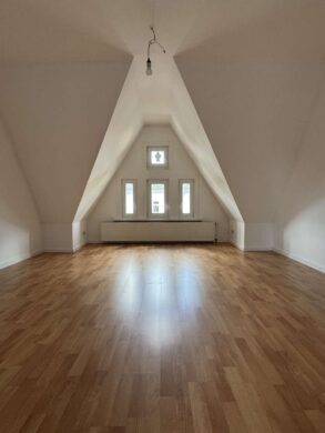 4 Zimmer-Wohnung mit Balkon | sofort bezugsfertig!, 99867 Gotha, Dachgeschosswohnung